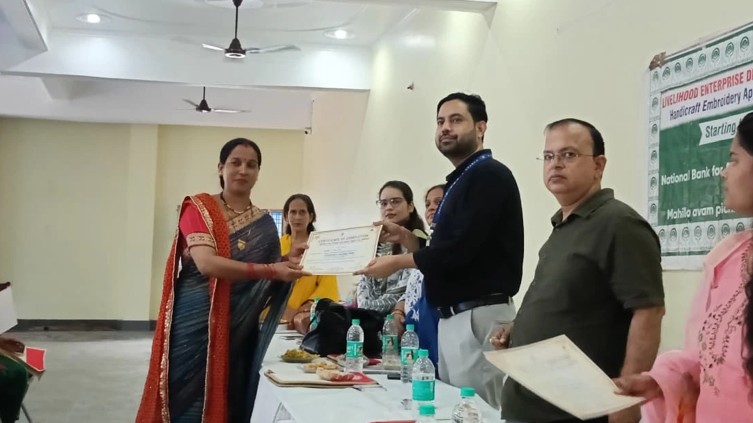 नाबार्ड समर्थित कढ़ाई एवं वस्त्र अलंकरण आधारित आजीविका एवं उद्यम विकास कार्यक्रम का समापन