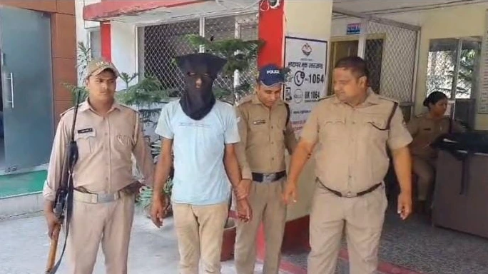 रामनगर में लीसा तस्करी का बड़ा खुलासा, 390 कनस्तर लीसा से भरा कैंटर पकड़ा